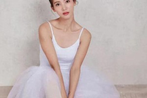 金晨芭蕾舞照引争议：视觉错觉让腿显短