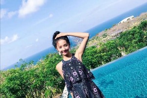 夏季少女感穿搭指南：复古泳装与碎花裙搭配