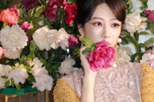 杨紫牡丹合影引爆16万赞，揭秘顶流营业新范式