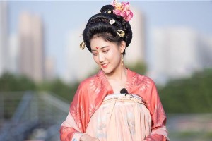 李艺彤唐装亮相《快乐哆唻咪》西安站 展现古都魅力