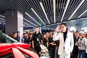 向佐与何小鹏跨界演绎科技艺术，G9纯电SUV交付仪式惊艳
