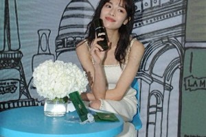 钟楚曦上海活动亮相 乳白长裙气质清新