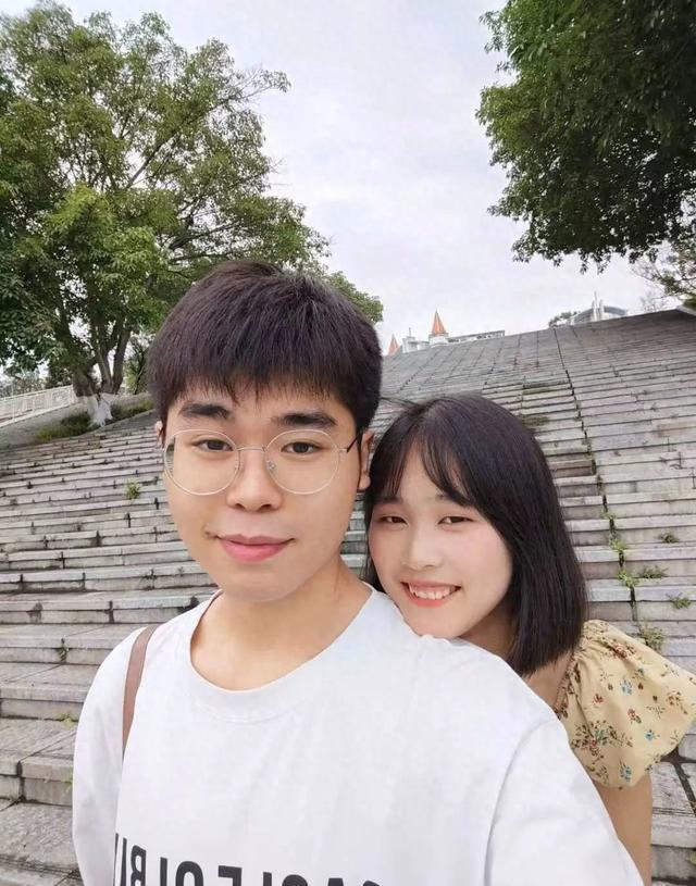 邓又倍和刘艳在校园
