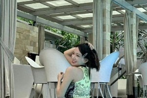 程潇泳池美图曝光，大长腿吸睛