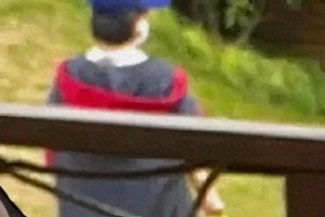 赵丽颖带娃郊游同行男子身份引猜测