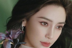 杨颖强势回归：时装周惊艳亮相，综艺影视双管齐下
