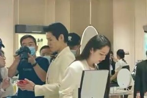 向佐郭碧婷产后首同框 富态亮相引热议