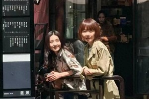 鲁豫张子枫上海偶遇：时光交接的暖心瞬间