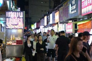 周杰伦南宁演唱会引爆夜市经济，歌迷打卡美食狂欢