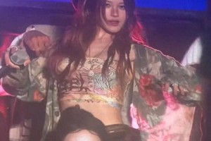 赵露思红发辣妹装音乐节造型引热议