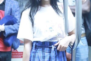 李艺彤机场戴眼罩亮相，二次元美少女帅气吸睛