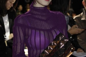 31岁蒋梦婕紫色透视装穿搭解析，优雅性感两不误